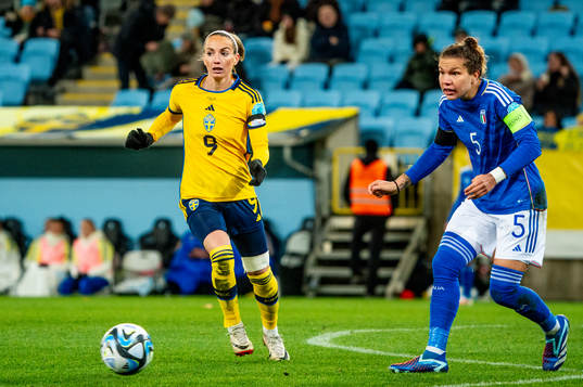 Kosovare Asllani of Sweden and Elena Linari of Italien