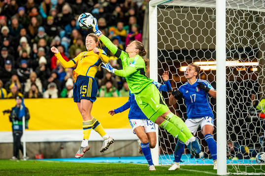 Goalkeeper Laura Giuliani of Italien and Anna Anvegård of