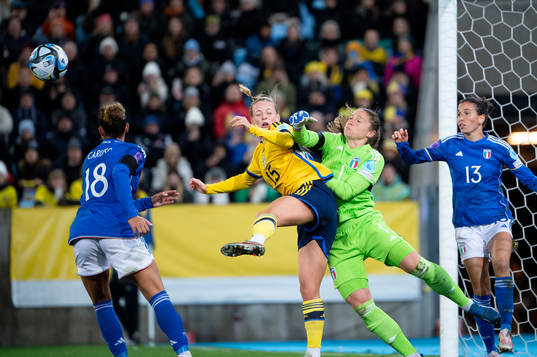 Goalkeeper Laura Giuliani of Italien and Anna Anvegård of