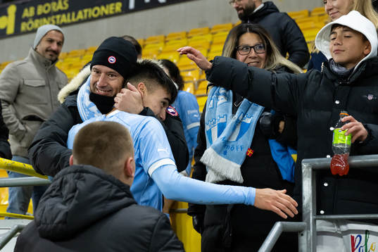 Malmö FFs Alexander Hughes jublar med publiken