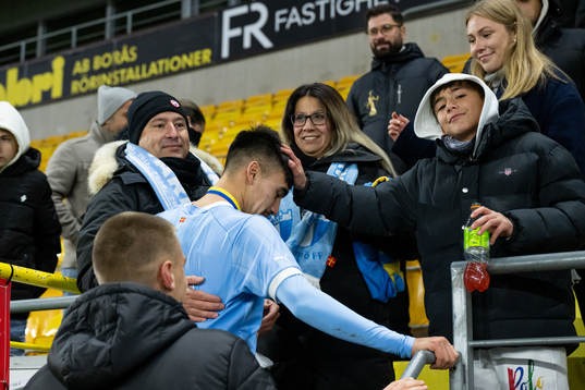 Malmö FFs Alexander Hughes jublar med publiken