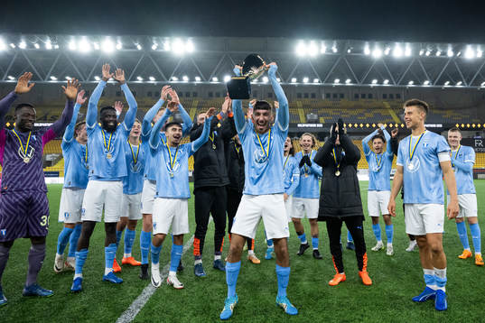 Malmö FFs spelare jublar med pokalen
