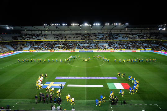 Players of Sweden and of Italien enter the pitch