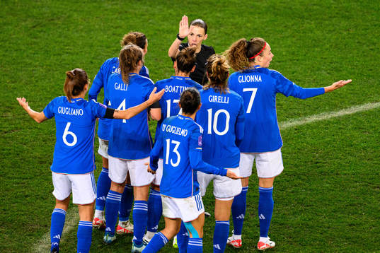 Referee Stéphanie Frappart and players of Italien