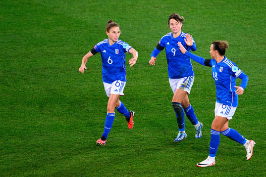 Valentina Giacinti of Italien celebrates 0-1