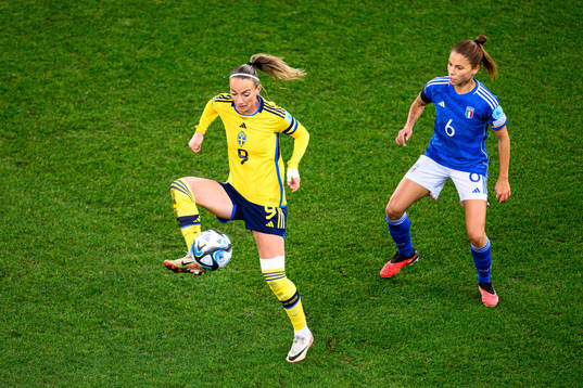 Kosovare Asllani of Sweden and Manuela Giugliano of Italien