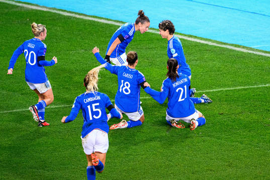 Valentina Giacinti of Italien celebrates scoring 0-1