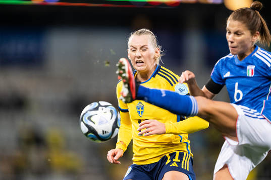Stina Blackstenius of Sweden and Manuela Giugliano of Italy