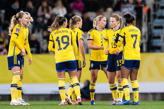 Players of Sweden look dejected
