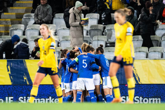 Valentina Giacinti of Italy celebrates with team mates