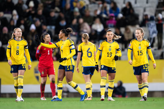 Players of Sweden look dejected
