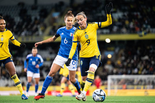 Manuela Giugliano of Italy and Kosovare Asllani of Sweden