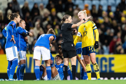 Caroline Seger of Sweden and Referee Stéphanie Frappart