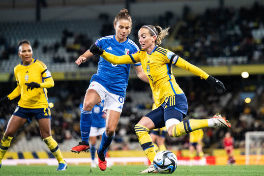 Manuela Giugliano of Italy and Kosovare Asllani of Sweden