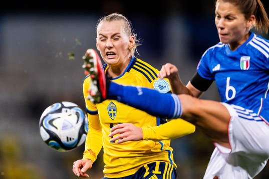 Stina Blackstenius of Sweden and Manuela Giugliano of Italy