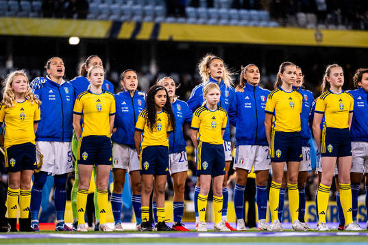 Players of Italy with mascots