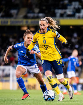 Manuela Giugliano of Italy and Kosovare Asllani of Sweden