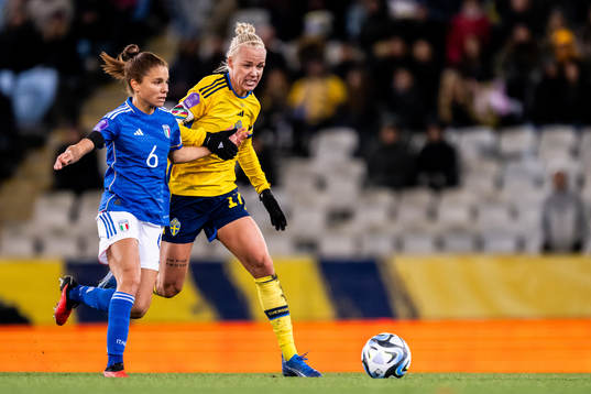 Manuela Giugliano of Italy and Caroline Seger of Sweden