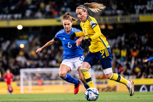 Manuela Giugliano of Italy and Kosovare Asllani of Sweden
