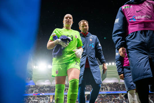 Goalkeeper Aurora Mikalsen and goalkeeper coach Jon Knudsen
