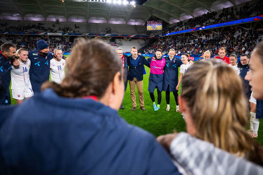 Head coach Leif Gunnar Smerud of Norway with the players