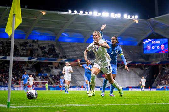 Mimmi Löfwenius of Norway and Wendie Renard of France