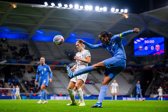 Mimmi Löfwenius of Norway and Wendie Renard of France