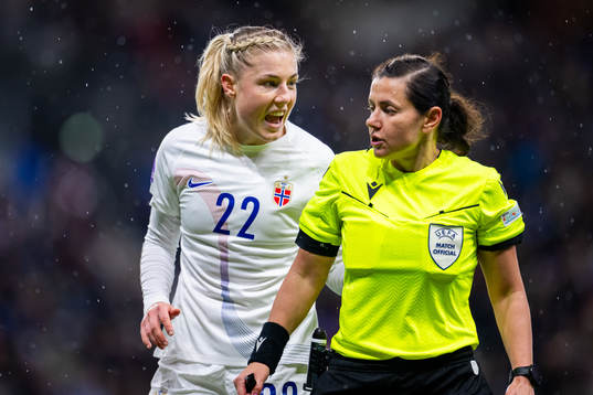 Sophie Román Haug of Norway argues with referee Kateryna