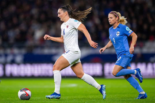 Vilde Bøe Risa of Norway and Eugénie Le Sommer of France