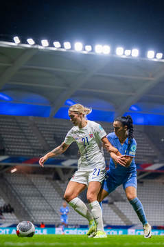 Mimmi Löfwenius of Norway and Sakina Karchaoui of France