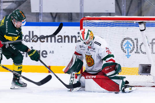 Björklövens Myles Powell  och Moras målvakt Waltteri