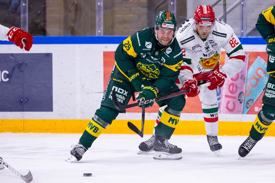 Björklövens Alexander Wiklund och Moras Roope Laavainen