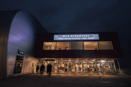 Scaniarinken med en skylt ovanför entrén som annonserar