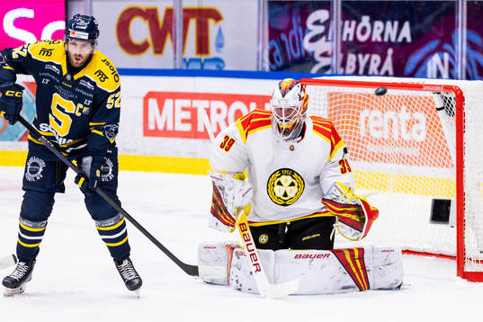 Södertäljes Christopher Liljewall och Brynäs målvakt