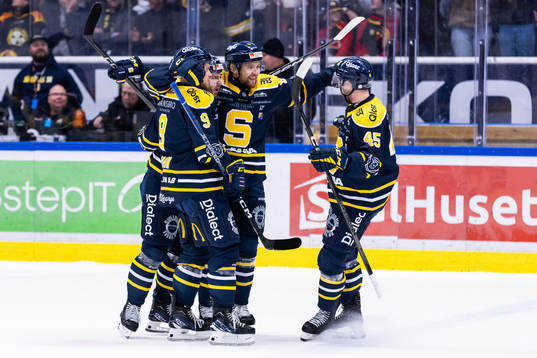 Södertäljes Ludwig Blomstrand jublar med lagkamrater