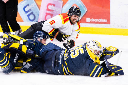Brynäs Anton Rödin och Södertäljes målvakt Tomas Sholl