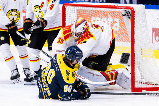 Södertäljes Ludwig Blomstrand och Brynäs målvakt Anders