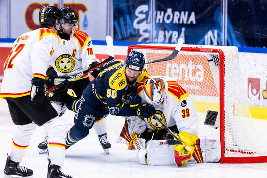 Södertäljes Ludwig Blomstrand och Brynäs målvakt Anders