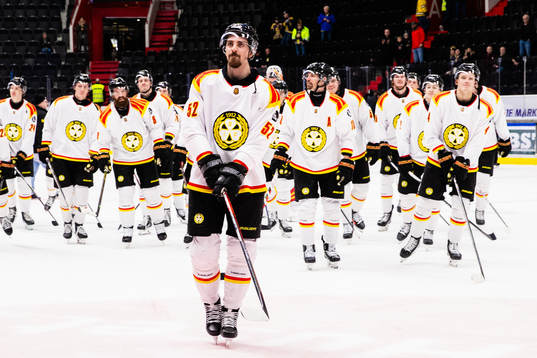 Brynäs Jack Kopacka jublar med lagkamrater
