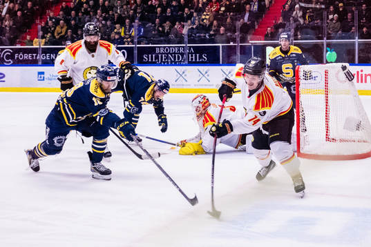 Södertäljes Linus Videll och Brynäs Chad Billins