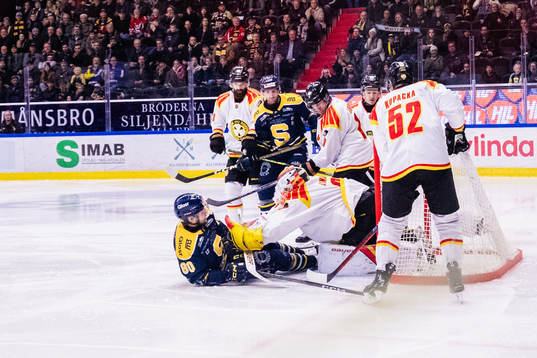 Södertäljes Ludwig Blomstrand och Brynäs målvakt Anders