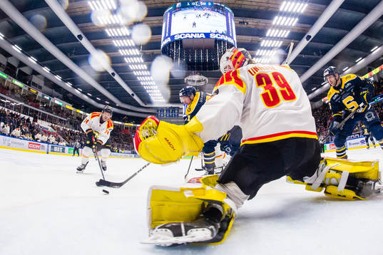 Södertäljes Dominic Turgeon och Brynäs målvakt Anders