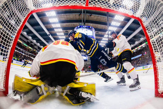 Brynäs målvakt Anders Lindbäck och Södertäljes Ludwig