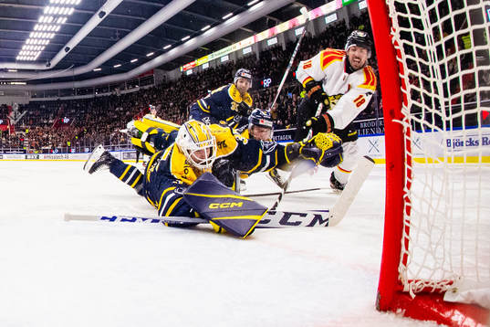 Södertäljes målvakt Tomas Sholl och Brynäs Anton Rödin