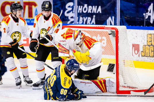 Södertäljes Ludwig Blomstrand och Brynäs målvakt Anders
