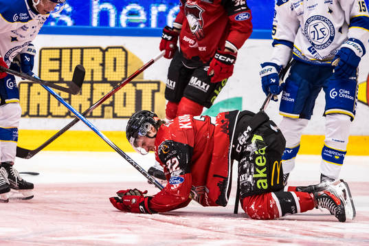 Malmö Redhawks Janne Kuokkanen träffas av puck i ansiktet