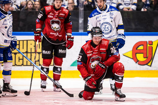 Malmö Redhawks Janne Kuokkanen träffas av puck i ansiktet