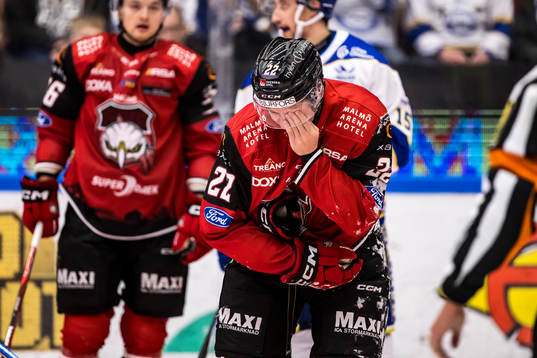 Malmö Redhawks Janne Kuokkanen träffas av puck i ansiktet