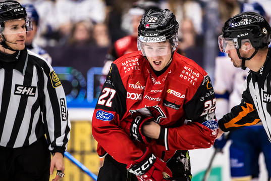 Malmö Redhawks Janne Kuokkanen träffas av puck i ansiktet