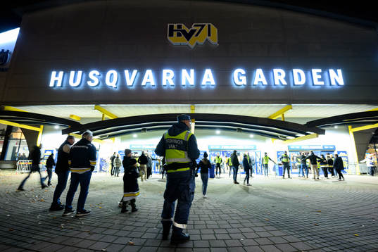 En ordningsvakt utanför arenan innan ishockeymatchen i SHL